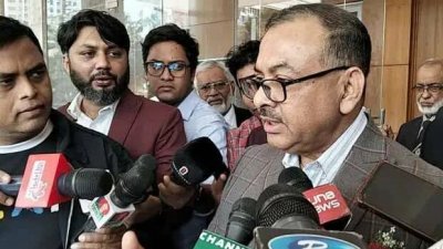সাংবাদিকদের সঙ্গে কথা বলছেন ডিএমপি কমিশনার শেখ মো. সাজ্জাত আলী