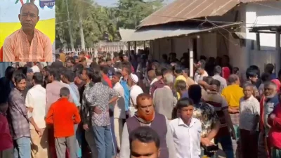 ঘটনাস্থলে স্থানীয় মানুষদের ভিড় (ওপরে বাঁয়ে নিহত তপন চন্দ্র সরকার)