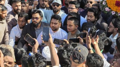 মিরপুর শহীদ বুদ্ধিজীবী স্মৃতিসৌধে নাহিদ ইসলাম (ছবি: নাসিরুল ইসলাম)