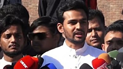 সাংবাদিকদের সঙ্গে কথা বলছেন আসিফ মাহমুদ