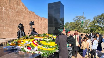 রায়েরবাজার বধ্যভূমিতে শ্রদ্ধা জানিয়েছেন বিভিন্ন শ্রেণি-পেশার মানুষ