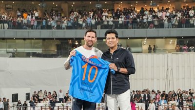 শচীনের কাছ থেকে বিশ্বকাপের সেই নম্বর ১০ জার্সিটি উপহার পান মেসি।