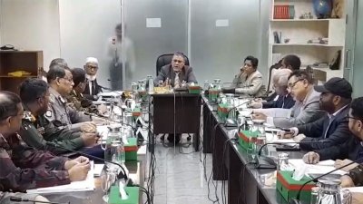 আইনশৃঙ্খলা পরিস্থিতি নিয়ে আইনশৃঙ্খলা বাহিনীর সঙ্গে বৈঠকে এ এম এম নাসির উদ্দীন/ বাংলা ট্রিবিউন