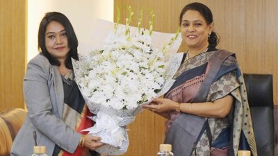 তথ্য ও সম্প্রচার মন্ত্রণালয়ের ঊর্ধ্বতন কর্মকর্তারা সৈয়দা রিজওয়ানা হাসানকে ফুল দিয়ে শ্রদ্ধা জানান