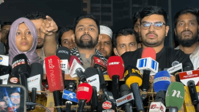 এভারকেয়ারের সামনে সাংবাদিক কথা বলছেন ইনকিলাব মঞ্চের সদস্য সচিব আব্দুল্লাহ আল জাবির