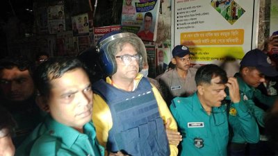 আদালতে পুলিশ হেফাজতে আনিস আলমগীর