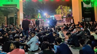 চট্টগ্রাম বিশ্ববিদ্যালয়ের প্রশাসনিক ভবনে শিক্ষার্থীদের দেওয়া তালা সাড়ে আট ঘণ্টা পর খুলে দেওয়া হয়েছে