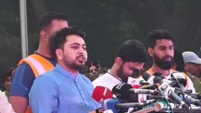 সমাবেশে বক্তব্য রাখছেন এনসিপির মুখ্য আহ্বায়ক নাহিদ ইসলাম