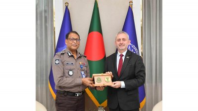 আইজিপি বাহারুল আলমের সঙ্গে বৈঠক করেন ইউরোপীয় ইউনিয়নের রাষ্ট্রদূত মাইকেল মিলার