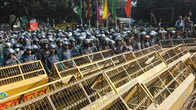 পুলিশের ব্যারিকেড (ছবি: নাসিরুল ইসলাম)