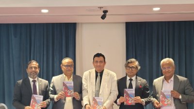 দোহায় প্লাজা ইন হোটেলের বলিউড হলরুমে তুর্কিনামা গ্রন্থের মোড়ক উন্মোচন অনুষ্ঠান
