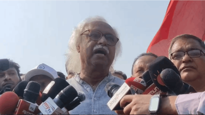 সাংবাদিকদের সঙ্গে কথা বলছেন রুহিন হোসেন প্রিন্স