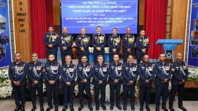 বিমান বাহিনীর সদর দফতরে এক অনুষ্ঠানে এ কমিশন প্রদান করা হয়