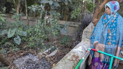 শরীয়তপুরে বীর মুক্তিযোদ্ধা আ. মান্নান খানের কবরে আগুন দিয়েছে দুর্বৃত্তরা, পাশে দাঁড়িয়ে আছেন তার স্ত্রী