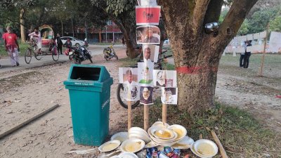মহান বিজয় দিবসে উপলক্ষে জাহাঙ্গীরনগর বিশ্ববিদ্যালয়ে রাজাকার ও স্বাধীনতাবিরোধীদের ছবি প্রদর্শনী করে এতে ময়লা নিক্ষেপ করেছেন একদল শিক্ষার্থী