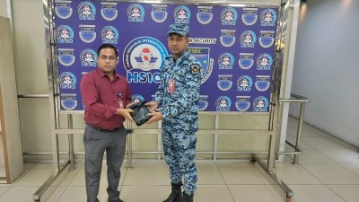 যাত্রীর মনোনীত প্রার্থীর কাছে ব্যাগটি হস্তান্তর করা হয়েছে