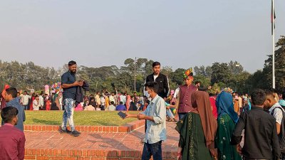 স্মৃতিসৌধের গণকবরের ওপর টিকটক-ফটোসেশনের হিড়িক