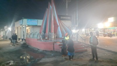 পুরোনো স্মৃতিসৌধটি পরিষ্কার করলো শিক্ষার্থীরা