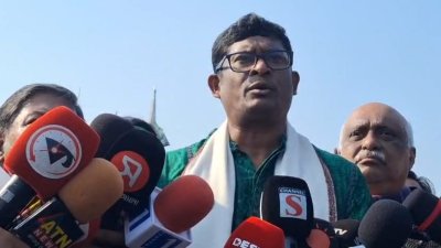 স্মৃতিসৌধে গিয়ে সাংবাদিকদের সঙ্গে কথা বলেন শামীম হায়দার