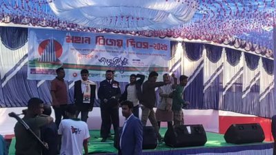 ময়মনসিংহের মুক্তাগাছায় মহান বিজয় দিবস উপলক্ষে বীর মুক্তিযোদ্ধাদের সংবর্ধনা অনুষ্ঠানে এক মুক্তিযোদ্ধা ‘জয় বাংলা, জয় বঙ্গবন্ধু’ স্লোগান দিলে তা নিয়ে বিশৃঙ্খলার সৃষ্টি হয়েছে