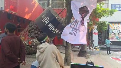 গোলাম আজমের ছবিতে জুতা নিক্ষেপ করেছেন  ঢাকা বিশ্ববিদ্যালয়ের একদল শিক্ষার্থী