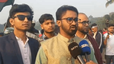 সাংবাদিকদের সঙ্গে কথা বলছেন রাশেদ খান