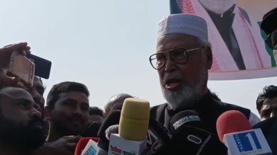 জাতীয় স্মৃতিসৌধে শহীদ বেদিতে শ্রদ্ধা জানানোর পর সাংবাদিকদের সঙ্গে কথা বলেন কাদের সিদ্দিকী