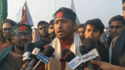 সাংবাদিকদের সঙ্গে কথা বলছেন জাকসু ভিপি আব্দুর রশিদ জিতু