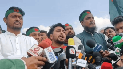 সাংবাদিকদের সঙ্গে কথা বলছেন নাহিদ ইসলাম