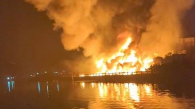 চট্টগ্রাম নগরীর রাজাখালী এলাকায় একটি ঝুটের গুদামে আগুন লেগেছে