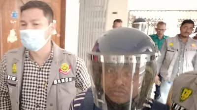 আইনশৃৃঙ্খলা বাহিনীর হেফাজতে বির ওরফে দাঁতভাঙা কবির