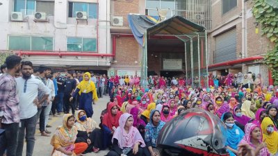 গাজীপুরের কোনাবাড়ীর আমবাগ এলাকার পিএন কম্পোজিট পোশাক কারখানা থেকে বরখাস্ত করা ১৩৯ জন শ্রমিককে চাকরিতে পুনর্বহালের দাবিতে বিক্ষোভ