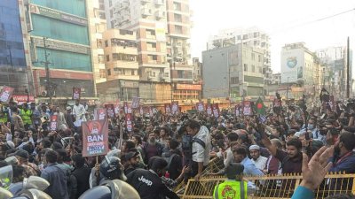 ‘জুলাই ঐক্যে’র নেতাকর্মীরা সড়ক অবরোধ করে (ছবি: আমিনুল ইসলাম মাসুম)