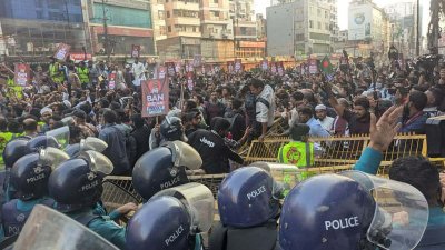 ‘মার্চ টু হাইকমিশন’ কর্মসূচিতে বাঁধা দিয়েছে পুলিশ (ছবি: আমিরুল ইসলাম মাসুম)