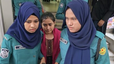 আদালত প্রাঙ্গণে সুমাইয়া তাহমিদ যাফরিন