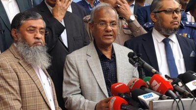 বুধবার দুপুরে নারায়ণগঞ্জের চাষাঢ়ায় বিকেএমইএর প্রধান কার্যালয়ে অনুষ্ঠান শেষে সাংবাদিকদের সঙ্গে কথা বলেন স্বরাষ্ট্র উপদেষ্টা জাহাঙ্গীর আলম চৌধুরী