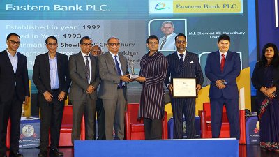 লুৎফে সিদ্দিকীর কাছ থেকে অ্যাওয়ার্ড ও সনদ নিচ্ছেন ইস্টার্ন ব্যাংকের ব্যবস্থাপনা পরিচালক
