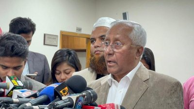 সাংবাদিকদের সঙ্গে কথা বলছেন ইসি সচিব