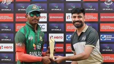 ম্যাচ সেরার পুরষ্কার নিচ্ছেন ইকবাল