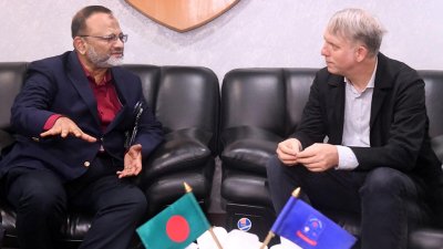 ঢাবি উপাচার্য ও অস্ট্রেলিয়ার সেন্ট্রাল কুইন্সল্যান্ড বিশ্ববিদ্যালয়ের অধ্যাপক