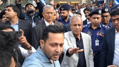 নারায়ণগঞ্জে স্বরাষ্ট্র উপদেষ্টা লেফটেন্যান্ট জেনারেল (অব.) জাহাঙ্গীর আলম চৌধুরীকে প্রায় আধাঘণ্টা ঘিরে রেখে বিক্ষোভ করেছেন বৈষম্যবিরোধী ছাত্র আন্দোলনসহ কয়েকটি সংগঠনের নেতাকর্মীরা