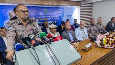 বৃহস্পতিবার দুপুরে চট্টগ্রাম প্রেসক্লাবে সাংবাদিকদের সঙ্গে মতবিনিময় সভায় বক্তব্য দেন নগর পুলিশের কমিশনার হাসিব আজিজ