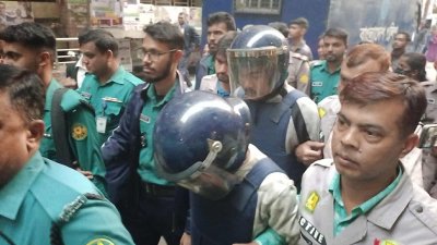 পুলিশের হেফাজতে আসামিরা