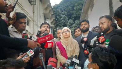 সাংবাদিকদের সঙ্গে কথা বলছেন সামান্তা শারমিন