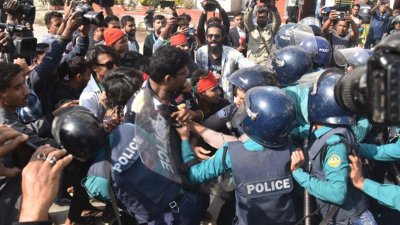 পুলিশ বাধা দিলে উভয় পক্ষের মধ্যে ধাক্কাধাক্কির ঘটনা ঘটে