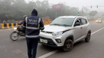 দিল্লিতে সার্টিফিকেট ছাড়া মিলছে না গাড়ির জ্বালানি