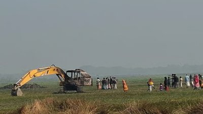 এক্সকেভেটর দিয়ে ধানি জমিতে পুকুর খনন এলেই কৃষকরা বাধা দেন