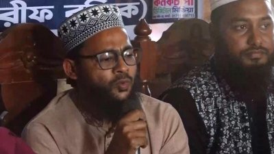 বৃহস্পতিবার বিকালে ঝালকাঠির নলছিটি ইসলামিয়া সিনিয়র ফাজিল মাদ্রাসায় দোয়া অনুষ্ঠানে বক্তব্য রাখেন ওসমান হাদির ভগ্নিপতি আমির হোসেন