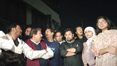 প্রথম আলোর ক্ষতিগ্রস্ত ভবন পরিদর্শন করেন গণতান্ত্রিক সংস্কার জোটের নেতারা