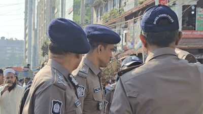 প্রথম আলো ভবনের সামনে আইজিপি
